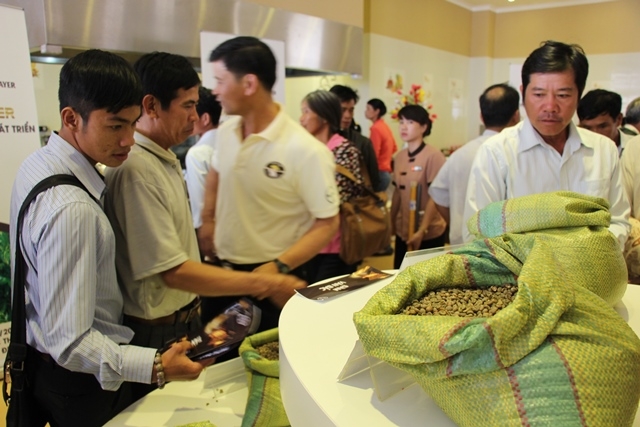 Người dân tìm hiểu về các loại cà phê tại một hội thảo chuyên đề sản xuất cà phê bền vững tại thành phố Buôn Ma Thuột