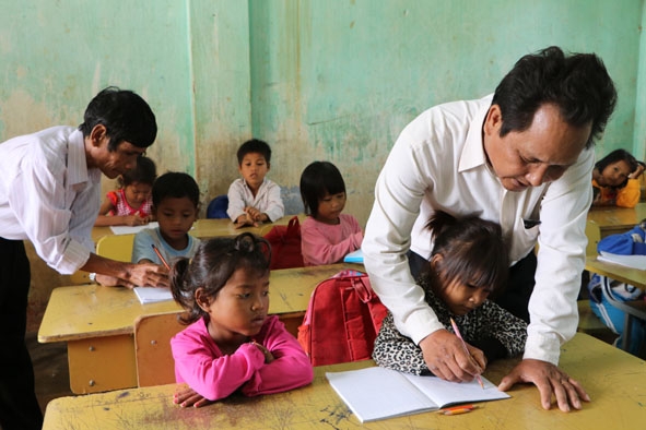Giờ luyện chữ của học sinh lớp 1 Trường Tiểu học Đinh Núp (xã Ea Yiêng, huyện Krông Pắc). 