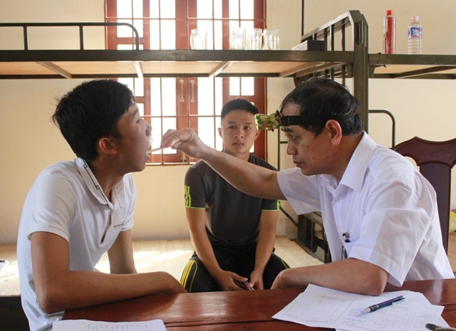 Thanh niên huyện Cư Kuin tham gia khám sức khoẻ nghĩa vụ quân sự. 