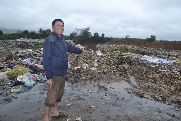 Rác chất cao thành từng đống tại bãi rác ở tổ dân phố 17, thị trấn Phước An. 