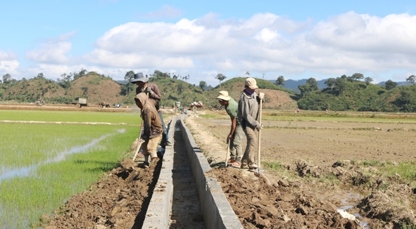 Sửa chữa lại kênh mương bị hư hỏng sau mưa lũ tại xã Ea R’bin (huyện Lắk). 