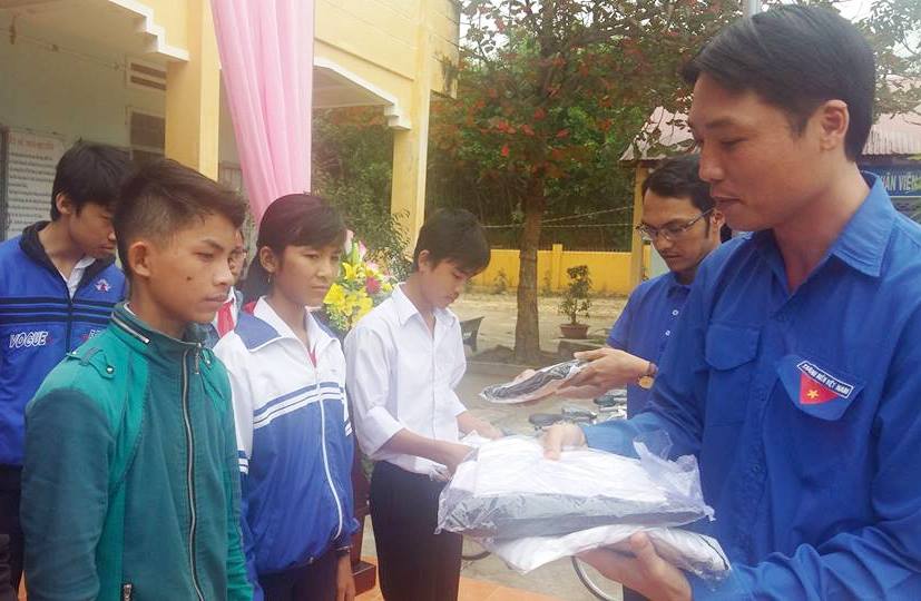 Đại diện Thành Đoàn Buôn Ma Thuột tặng áo trắng cho học sinh tại huyện M'Đrắk