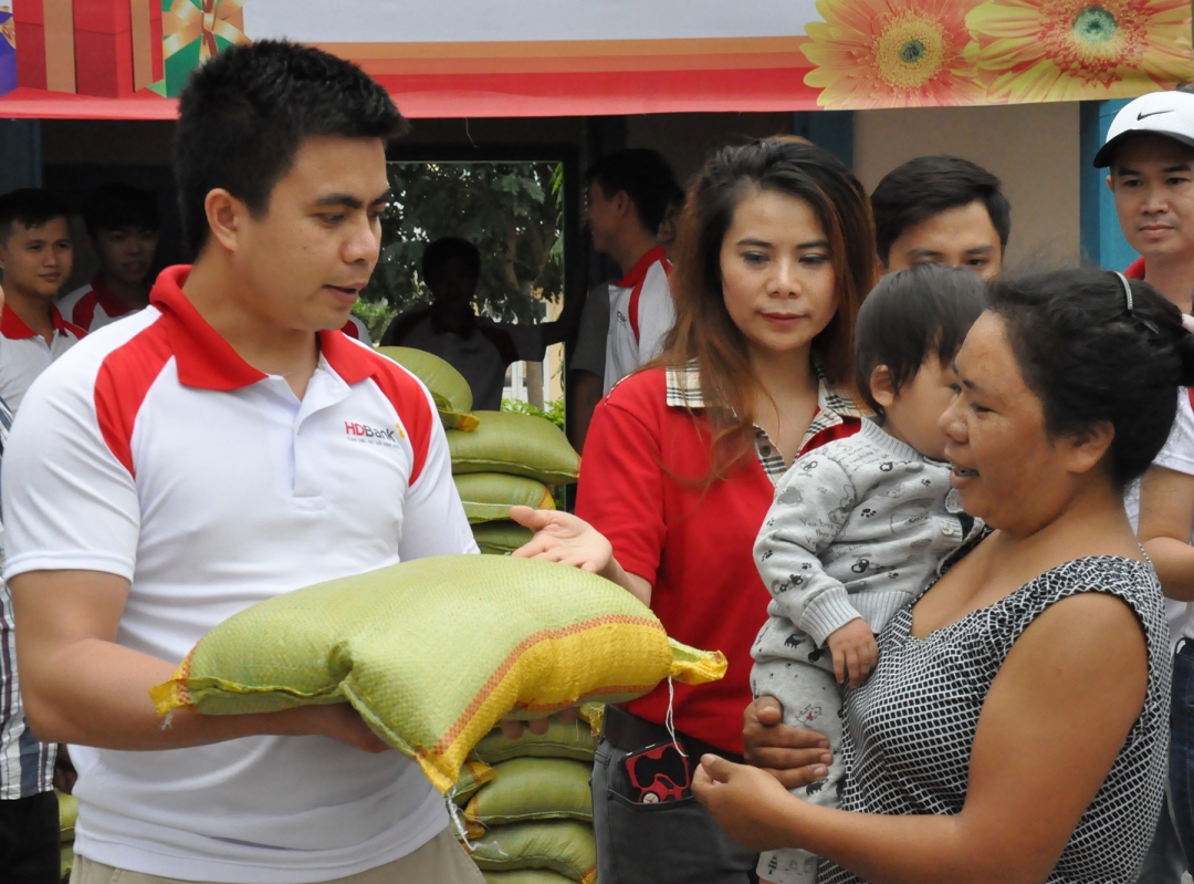 Trao quà Tết của HDBank Đắk Lắk đến bà con Trại phong Ea Na