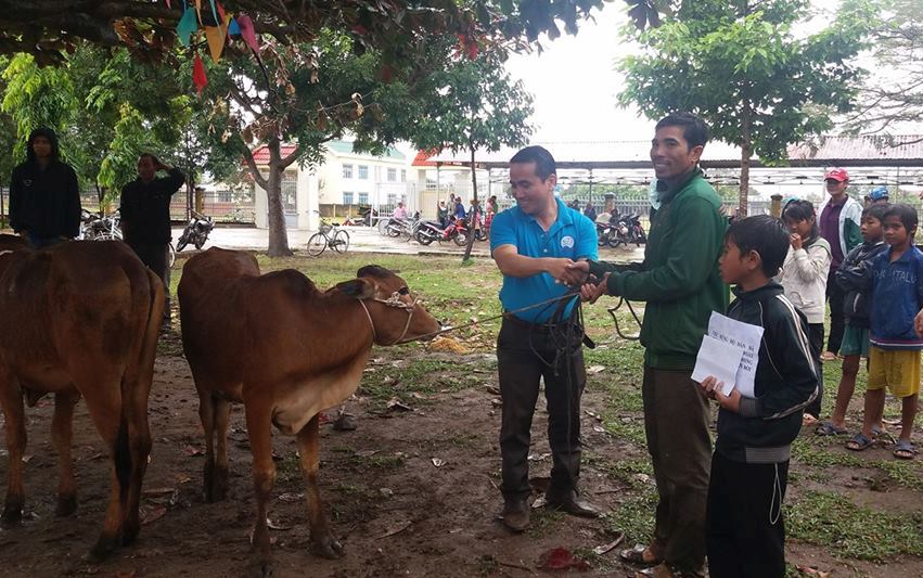 Đại diện Ban tổ chức chương trình tặng bò cho gia đình có hoàn cảnh khó khăn