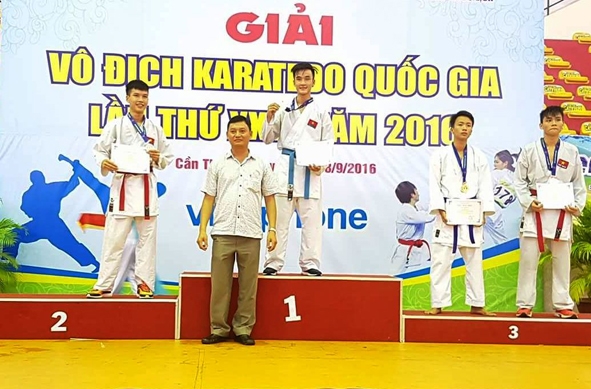 VĐV đội tuyển Karatedo Tăng Quốc Tuấn (giữa) nhận HCV tại Giải Vô địch Karatedo quốc gia 2016.