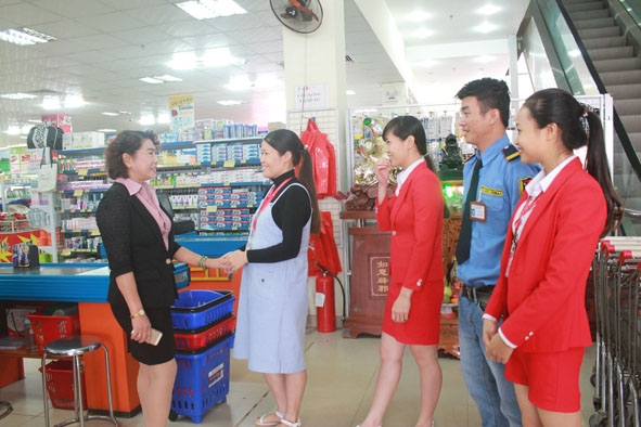 Chủ tịch LĐLĐ Công ty TNHH Thiên Long Phát tìm hiểu đời sống đoàn viên  công đoàn Trung tâm Thương mại Vmart.