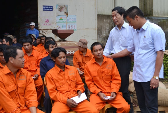 Chủ tịch LĐLĐ tỉnh Trần Tuấn Anh (bên phải) thăm hỏi, tặng quà công nhân lao động Cụm Công nghiệp Tân An. 				Ảnh: N. Xuân