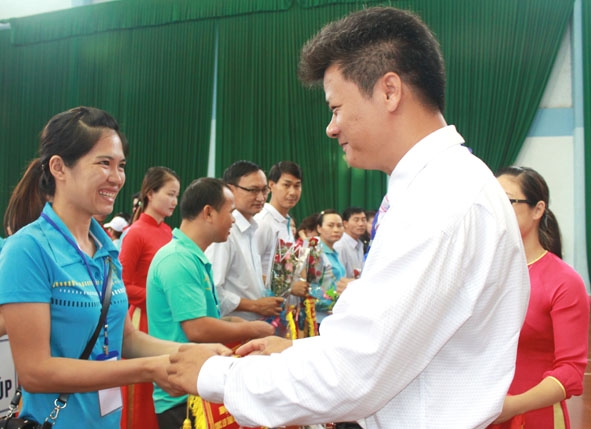 Chủ tịch LĐLĐ tỉnh Trần Tuấn Anh tặng hoa và cờ lưu niệm cho các đoàn tham gia Hội thao CNVCLĐ năm 2015.	