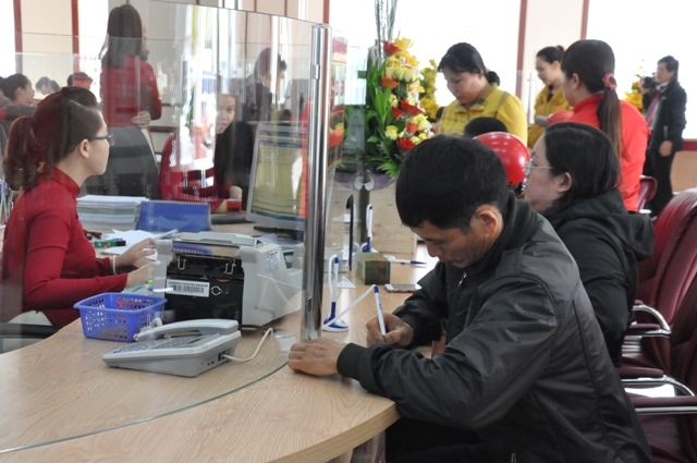 Khách hàng đang giao dịch tại Agribank Đắk Lắk.