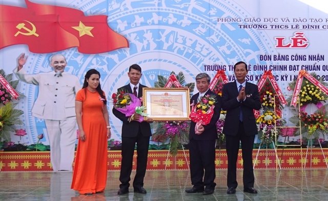 Lãnh đạo UBND huyện Krông Ana trao Bằng công nhận trường đạt chuẩn quốc gia cho đại diện Trường THCS Lê Đình Chinh.