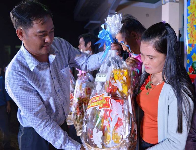 Bí thư Tỉnh Đoàn Y Nhuân Byă tặng quà các hộ dân có hoàn cảnh khó khăn