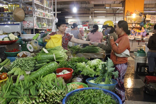 Người tiêu dùng chọn mua rau xanh tại chợ Trung tâm Buôn Ma Thuột.