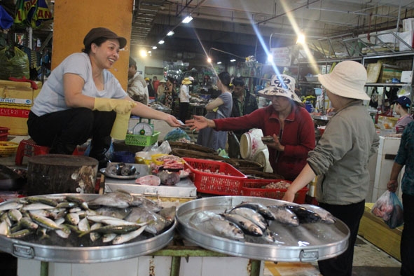 Người tiêu dùng chọn mua rau xanh tại chợ Trung tâm Buôn Ma Thuột.