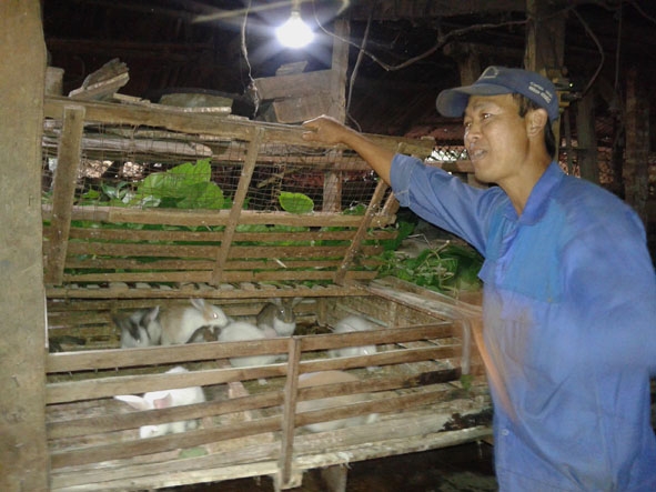Anh Nguyễn Thái Bình ở buôn Kmrông Prông A, xã Ea Tu đang trao đổi về việc thưởng thức âm nhạc của đàn Thỏ