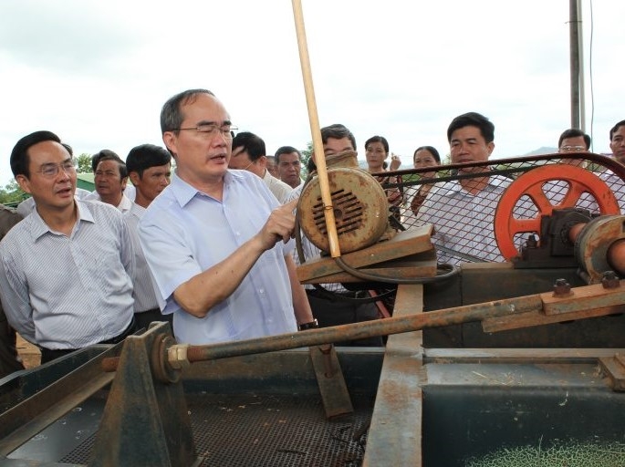 Chủ tịch Ủy ban Trung ương MTTQ Việt Nam Nguyễn Thiện Nhân và lãnh đạo Liên minh HTX Việt Nam thăm HTX dịch vụ nông nghiệp công bằng Ea Kiết (huyện Cư M'gar)