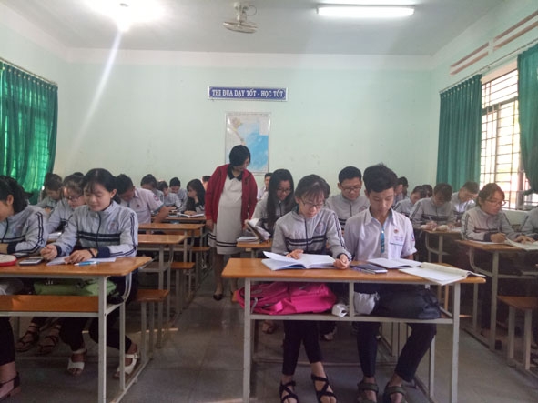 Giờ học phụ đạo của học sinh lớp 12A1 Trường THPT Phạm Văn Đồng. 