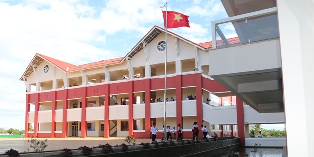 Trường Tiểu học, THCS và THPT Hoàng Việt. 