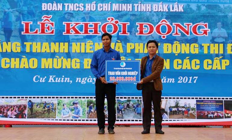 Đại diện Hội LHTN Việt Nam tỉnh trao vốn khởi nghiệp cho thanh niên