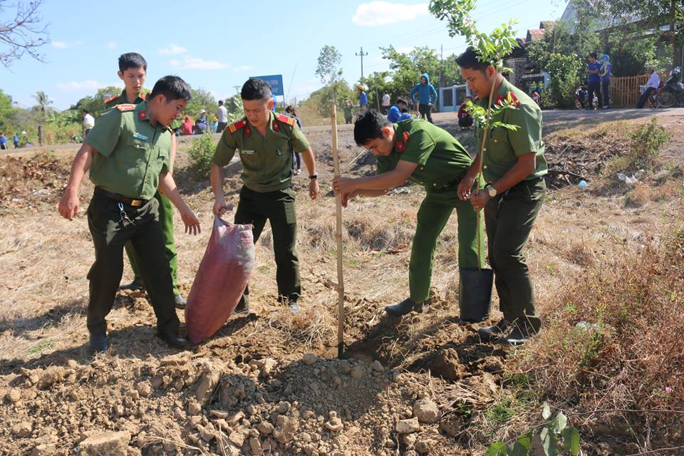 ĐVTN khôi Lực lượng vũ trang huyện Ea Súp tham gia trồng cây xanh mở rộng Khu rừng Đại tướng Võ Nguyên Giáp