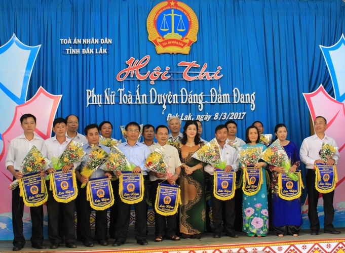 Ban Tổ chức Hội thi trao cờ lưu niệm tặng các đơn vị có thí sinh dự thi.