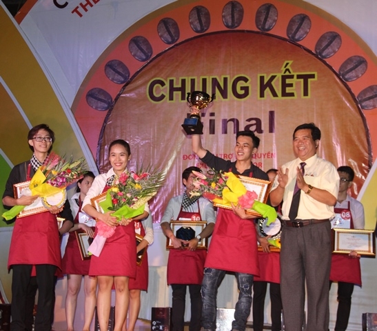 Đại diện Sở Công thương tỉnh Đắk Lắk trao giải Đệ Nhất, Đệ Nhị, Đệ Tam cho các thí sinh đạt giải