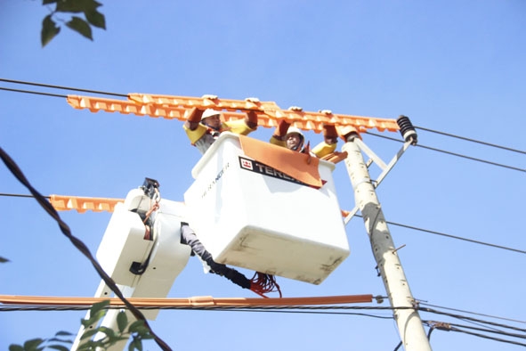Đội Hotline tiến hành bọc tấm cách điện xung quanh khu vực sự cố để sửa chữa trên đường dây đang mang điện. 