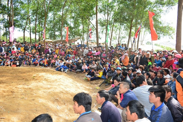 Rất đông khán giả đến xem Hội vật truyền thống xã Vụ Bổn được tổ chức vào rằm tháng Giêng.