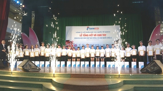 Đại diện TANICO trao quyết định tốt nghiệp cho 30 du học sinh Nhật Bản và Hàn Quốc.