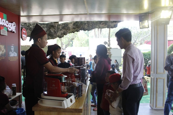 Khách tham quan, tìm hiểu quy trình rang, xay cà phê tại gian hàng Công ty Cà phê An Thái.   