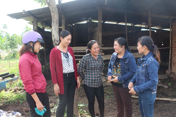 Chị Nguyễn Thị Thanh Hường (giữa) chia sẻ kinh nghiệm phát triển kinh tế  với hội viên phụ nữ.