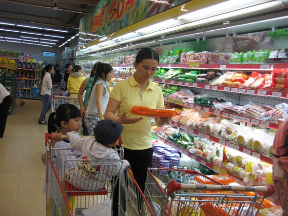 Người tiêu dùng chọn mua hàng Việt tại siêu thị Co.opMart Buôn Ma Thuột.  