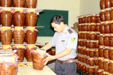 Ngành chức năng kiểm tra chất lượng rượu tại một cơ sở sản xuất trên địa bàn tỉnh trong dịp Tết Nguyên đán năm 2017.