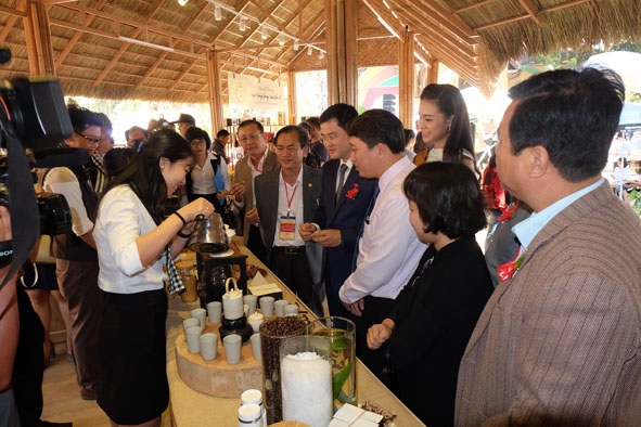 Phó Chủ tịch Thường trực UBND tỉnh, Trưởng Ban tổ chức Lễ hội Nguyễn Hải Ninh và đại biểu tham quan các gian hàng tại Hội chợ - Triển lãm chuyên ngành Cà phê.  