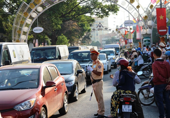 Lực lượng CSGT tỉnh điều tiết, hướng dẫn giao thông  tại Lễ hội đường phố.