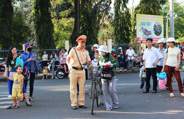 Lực lượng CSGT tỉnh hướng dẫn, giúp đỡ người tham gia giao thông. 