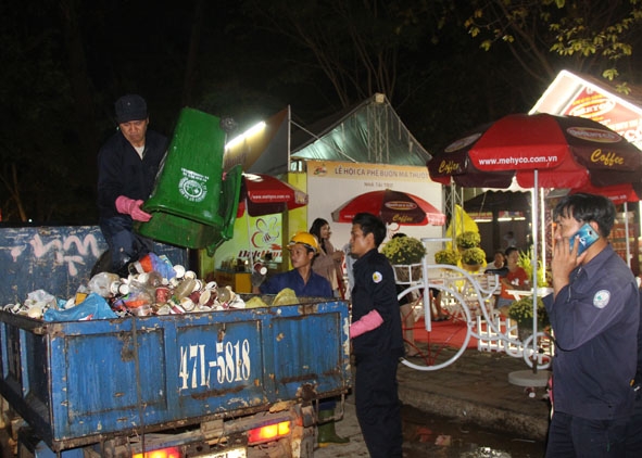 Công nhân Công ty TNHH MTV Đô thị và Môi trường Đắk Lắk tập kết rác thải lên xe tại khu Hội chợ - Triển lãm chuyên ngành cà phê năm 2017.