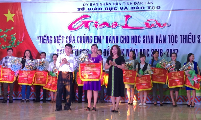 Trưởng Phòng Giáo dục Tiểu học Thái Thị Mỹ Bình trao giải Nhất toàn đoàn cho Phòng GD-ĐT huyện M’Đrắk.