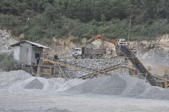 Một cơ sở khai thác vật liệu xây dựng tại huyện Ea Kar. 