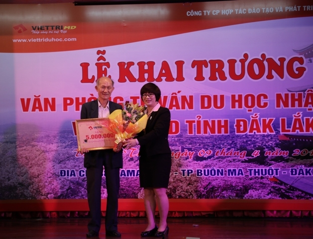 ... và trao học bổng tặng Hội Khuyến học tỉnh Đắk Lắk.