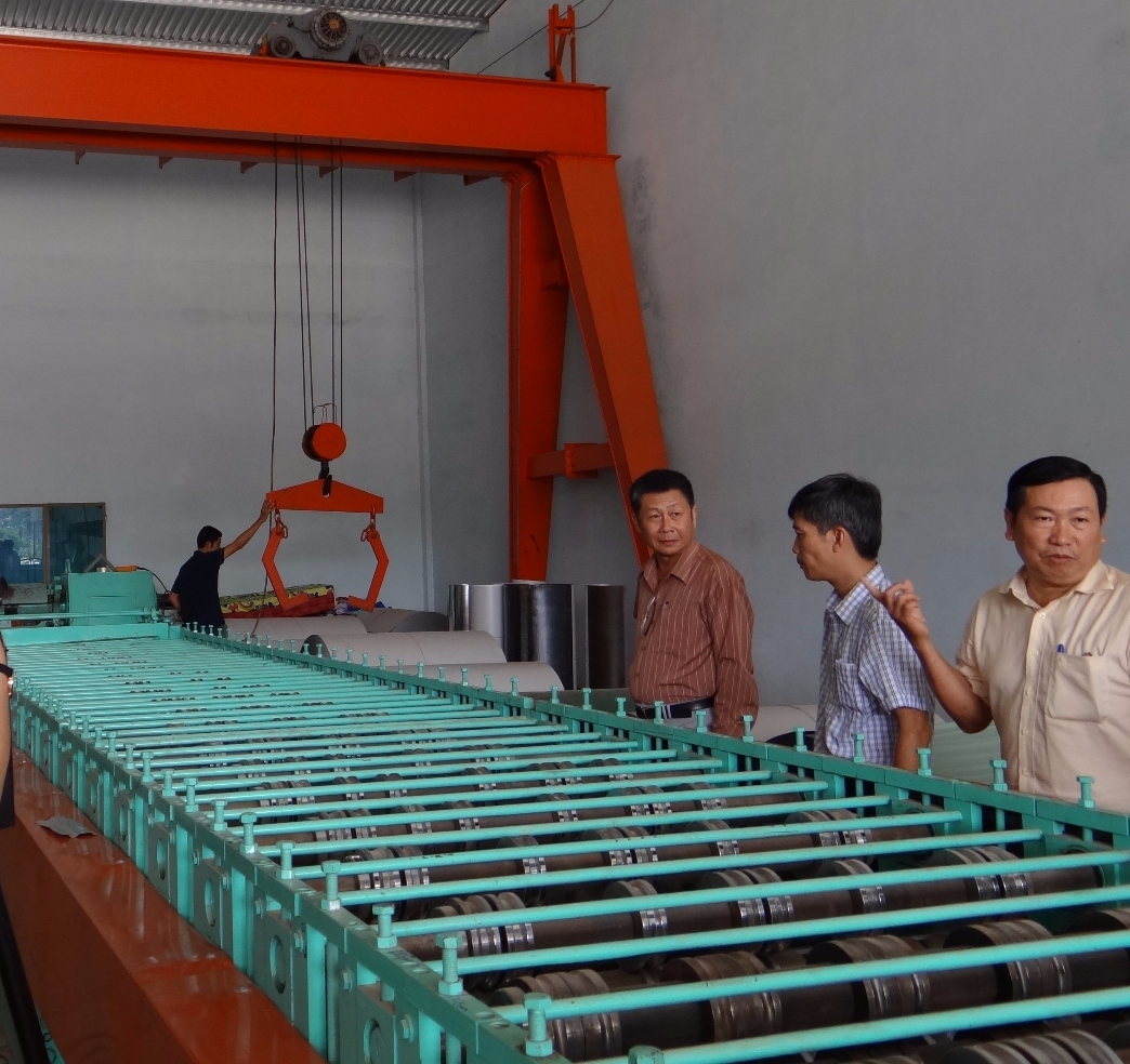 Dây chuyền cán tôn của nhà máy sản xuất tôn Long Vân huyện Krông Bông được hỗ trợ từ chương trình khuyến công năm 2016