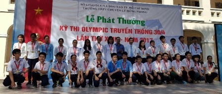 Học sinh Trường THPT Chuyên Nguyễn Du tại Lễ phát thưởng Kỳ thi truyền thống 30-4. Ảnh do trường cung cấp