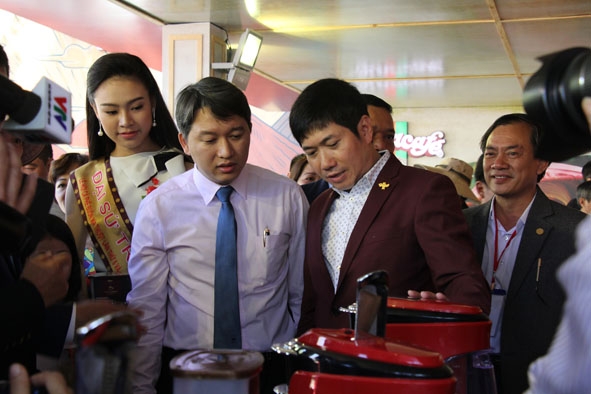 Phó Chủ tịch Thường trực UBND tỉnh Nguyễn Hải Ninh và các đại biểu thăm gian hàng cà phê tại Hội chợ - Triển lãm  chuyên ngành cà phê năm 2017.