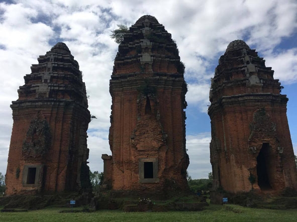 Tháp Dương Long (Tây Sơn, Bình Định). 