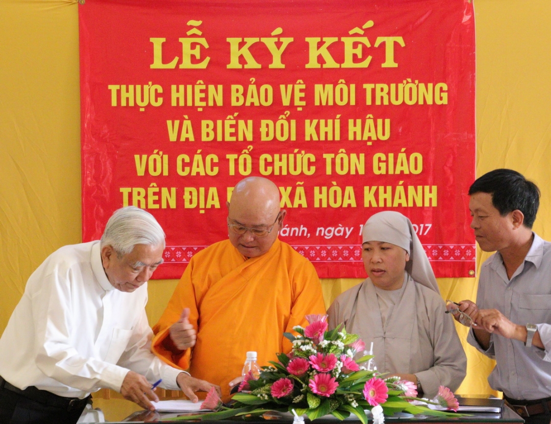 Đại diện các cơ sở tôn giáo xã Hòa Khánh ký cam kết bảo vệ môi trường