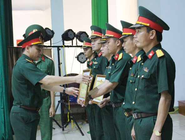 Đại tá Nguyễn Thanh Xuân, Chính ủy Bộ Chỉ huy Quân sự tỉnh trao Giấy khen tặng các điển hình tiên tiến. 
