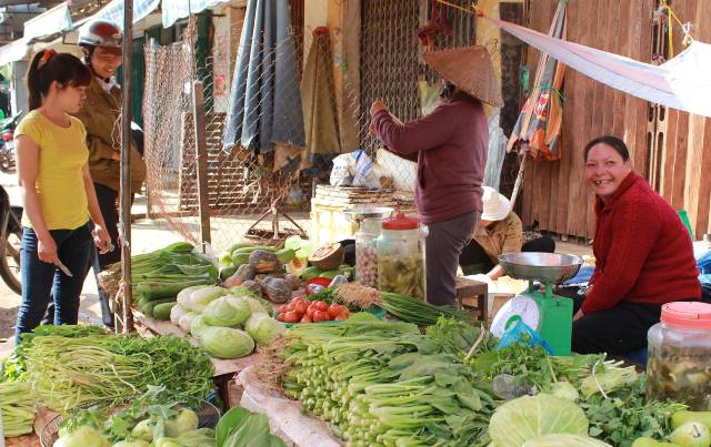 Lượng rau tại các khu chợ tăng mạnh do nắng nóng