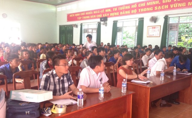 Đông đảo đoàn viên, thanh niên huyện Ea Kar đến tham gia phiên giao dịch việc làm.