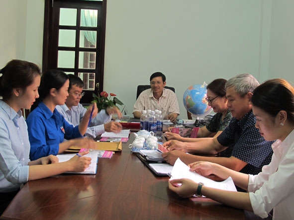 Chi bộ Ban Tổ chức Huyện ủy Cư M’gar sinh hoạt chuyên đề về phát triển đảng viên vùng dân tộc thiểu số.  