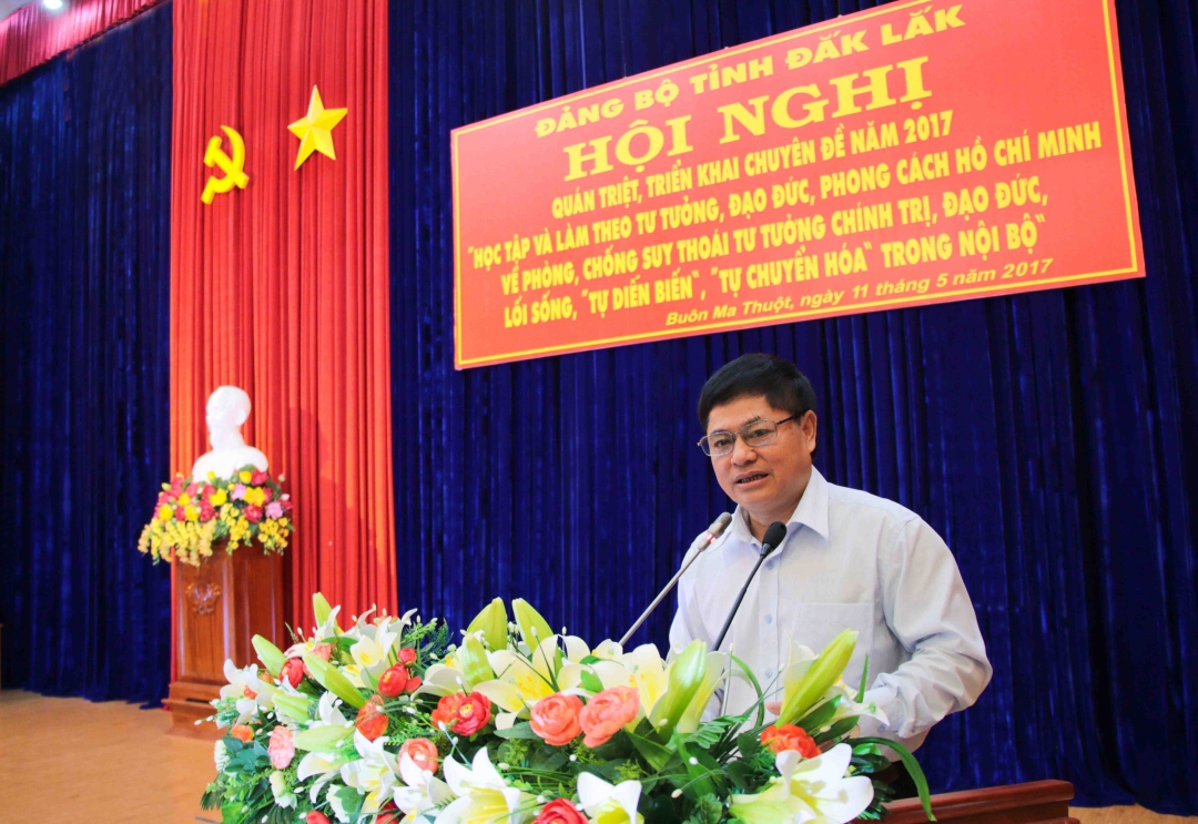 Phó Bí thư Thường trực Tỉnh ủy Phạm Minh Tấn truyền đạt những nội dung tại hội nghị. Ảnh: H.Gia