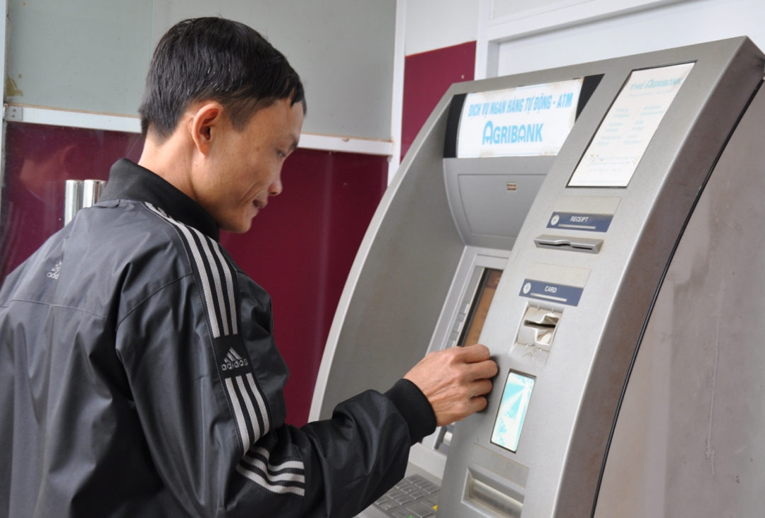 Khách hàng giao dịch tại một trụ ATM của Ngân hàng NN-PTNT Chi nhánh Đắk Lắk